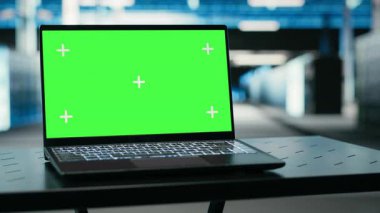 Veri merkezindeki izole ekran bilgisayarı ve donanım sistemleri hatalarını görselleştirmek için geliştirilmiş gerçeklik teknolojisi. Boş sunucu odasındaki Chroma anahtar aygıtı kablo ağ dişlilerinde tanılama çalıştırmak için kullanılır