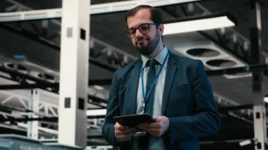 Hata kayıtlarını ve hata ayıklama sistemlerini izlemek için tablet ve AR teknolojisini kullanarak veri merkezinde yazılım geliştirici. Sunucu merkezindeki sistem yöneticisi. mavi kablo ağı sondajları üzerinde tanılama yapıyor