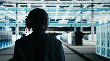 Hata ayıklama sistemi hataları, AR teknolojisi ve yazılım geliştiricisi tablet kullanarak veri merkezinde. Ekipman kontrolü, kablo ağ süper bilgisayarı ve sunucu çiftliğinde profesyonel yürüyüş, kamera A