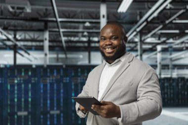 Veri merkezindeki neşeli mühendis tablet kullanarak sistemleri güncelliyor, ekipmanları zararlı yazılım hatalarından koruyor. Happy sunucu tarım işçisi aygıt kullanarak hatalar arıyor dişlilerin yavaşlamasına neden oluyor