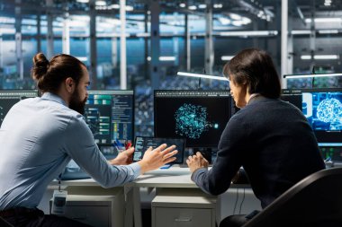 Veri merkezindeki teknisyenler yapay zeka teknolojisinin yardımıyla yükseltilmiş sunucu rafları kuruyorlar. Sunucu merkezi çalışanları yapay zeka kullanarak şirket ağlarını yükseltiyorlar