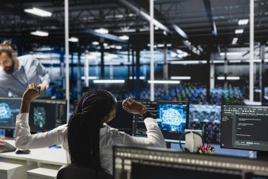 Tükenmiş veri merkezi kadın programcısı gerilimi azaltmak için yapay zeka kullanıyor. Sunucu çiftliğindeki Afrikalı Amerikalı kadın bilgisayardaki uzun saatlerin ardından acıyı dindiriyor.