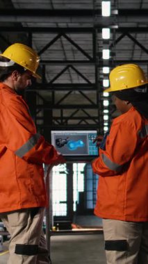 Dikey Video Mühendisliği ekibi, büyük ölçekli fabrika, ağır sanayi deposunda dizüstü bilgisayardaki gaz türbini yazılımını inceledi. Üretim hattı için yüksek teknolojili makineler ve ağır varlıklar kullanılıyor..