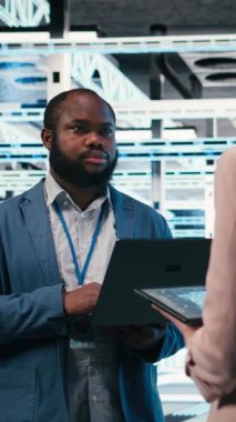 Teknisyenlerden oluşan dikey video veri merkezi ekibi performansı optimize etmek için cihazlar üzerinde yapay zeka öğrenimini kullanır. Yazılım geliştiricileri, veri merkezinde nöral ağ otomasyonunun nasıl entegre edileceğini beyin fırtınası yaparlar.