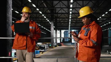 Üretim salonu, profesyonel mühendis, izleme operasyonları, büyük ölçekli fabrikada performans. Endüstriyel uzay, metal işleri, güçlü altyapı ve ağır mühendislik ürünleri sergiliyor.