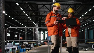 Mühendislik ekibi sanayi bölgesindeki çelik ve ağır ekipmanları inceliyor. Makine, demir fabrikası ve kaynakla büyük ölçekli üretim tesisinde ağır sanayi operasyonları.