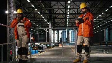 Portre mühendisi, başlık, büyük ölçekli tesis, çelik iş makineleri, kaynak etkinliği ve büyük ölçekli üretim hattı ağır sanayi altyapısının gücünü gösteriyor.