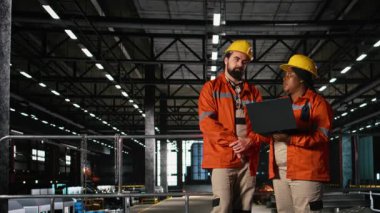 Çeşitli mühendisler, telsiz, taşınabilir alıcı-verici, ağır sanayi santrali, kaynak istasyonları ve büyük ölçekli makine salonundaki dizüstü bilgisayarla yapılan çelik işleri denetliyorlar. Üretim süreci.