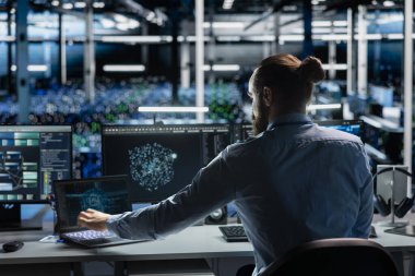 Veri Merkezi bilgisayar bilimcisi yapay zeka sistemlerini izliyor, makine öğrenme parametrelerini ayarlıyor. Sunucu odası bilişim uzmanı yapay zeka yazılım performansını arttırıyor