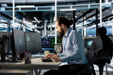 Veri merkezi çalışanı PC üzerinde yapay zeka sinir ağı teknolojisi kullanıyor. Donanımı güncellemek için yapay zeka programlama dilini kullanan sunucu çiftliği yazılım geliştiricisi