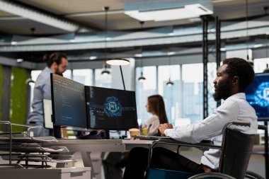 Belden aşağısı felçli bir sistem yöneticisi. Yapay zeka senaryolarıyla tekrarlanan görevleri otomatikleştiriyor. Uzun metrajlı uygulamaları hızlandırmak için yapay zeka kullanan tekerlekli sandalye uzmanı.