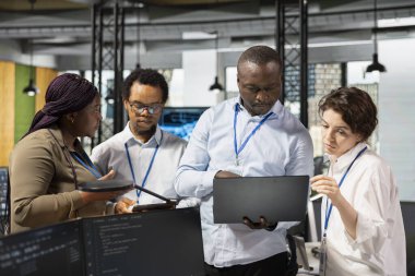 Yapay Zeka Teknolojileri şirketinin işyerindeki mühendislik ekibi kod incelemesi yapıyor. Makina öğrenme algoritmaları tasarlamak ve uygulamak için ofisteki uygulamayı kullanan takım çalışma arkadaşları