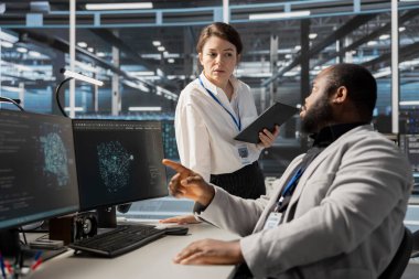 Veri merkezi yazılım geliştiricileri kaynak tahsisini optimize etmek için yapay zeka görselleştirme aracı kullanır. Sunucu merkezi mühendislik ekibi bakım yapmak için bilgisayarda yapay zeka analizi kullanıyor.