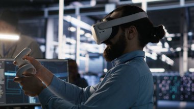 VR kulaklık takan bir veri merkezi çalışanı yapay zeka sinir ağı teknolojisi kullanıyor. Donanım güncellemek için yapay zeka programlama dili ve sanal gerçeklik kullanan sunucu tarım programcısı, kamera A