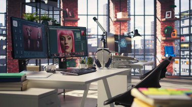 Yapay zeka ve rötuş yazılımlı bir fotoğraf editörü için modern yaratıcı ofis. Bilgisayarlı ileri tasarım programı olan boş bir masayı gösteriyor. Sanatsal dijital ortam ayarları.