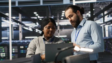 Veri Merkezi mühendislik ekibi meslektaşları sürekli yapay zeka işlemini sağlamak için bıçak sunucularının bakımı konusunda işbirliği yapıyorlar. Teknisyenler altyapı destekleyici makine öğrenme boru hatları, kamera A 'yı yönetiyor.