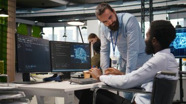 Belden aşağısı felçli yazma kodlu bir geliştirici, derin öğrenme API 'leri geliştiriyor. Tekerlekli sandalye sorun çözme yazılımları konusunda bilişim uzmanı tarafından Yapay Zeka, Kamera A kullanılarak yapılan denetim çalışmaları