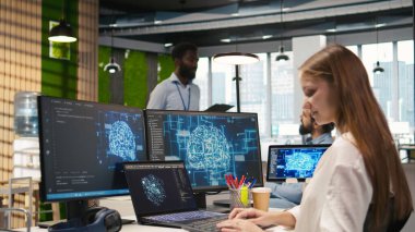 Ofisteki kadın programcı yapay zeka öğrenme sistemlerini iş akışlarını düzene sokacak şekilde entegre ediyor. IT çalışanı sinirsel ağlar yapay zeka, teknoloji aşırı yükleme konsepti, kamera A