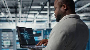 Veri merkezindeki yazılım geliştiricisi depolama hacmini optimize etmek için dizüstü bilgisayardaki yapay zeka teknolojisini kullanır. Sunucu merkezi tesisinde bilişim uzmanı. Kusursuz operasyonlar için yapay zeka kullanıyor. Kamera B: