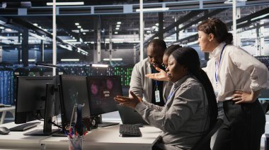 Veri merkezindeki mühendislik ekibi, PC monitöründen kritik hata görüntüsü aldıktan sonra panikledi. Sunucu odası çalışanları düşük vites performansına yol açan hatalar yüzünden alarma geçtiler.