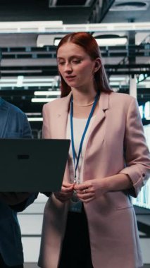 Sunucu merkezinde bakım, dizüstü bilgisayar ve mühendislik yapan dikey video işleri bitirmek için birlikte çalışıyor. Modern yüksek teknoloji veri merkezindeki ayarlar, sunucular ve takım çalışması meslektaşları yapılandırılıyor