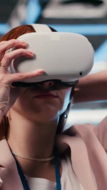 Güç tüketimini dikey video izleme, VR kulaklık ve sunucu merkezindeki teknisyen, veri merkezinde ekipman, sanal gerçeklik teknolojisi ve bilişim uzmanlarını denetleyerek endüstri standartlarını güvence altına almaktadır.