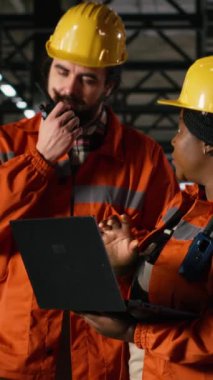 Dikey Görüntü Mühendisliği ekibi telsiz aygıtıyla talimat gönderiyor, makine dairesindeki üretim hattı operasyonlarını gözden geçiriyorlar. İnsanlar koordinasyon oluşturmak için telsiz kullanıyor.