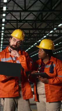 Dikey Video Çeşitliliği mühendisleri ağır sanayi tesislerindeki metal işleri ve kaynaklama operasyonlarını denetliyor. Sanayi makineleri ve mekanik sistemler fabrikada güçlü üretim sürecini sağlarlar