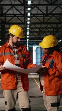 Dikey Video Mühendisleri, modern ağır sanayi tesislerindeki üretim planları ve devre çizimlerini inceliyor. Depo, çelik işçiliğini hassas ölçümlerle, geniş çaplı olarak ön plana çıkarıyor.