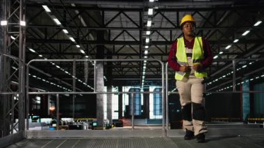 Portre, mühendislik ekibi, çeşitli iş arkadaşları, ağır endüstri tesisi, üretim süreci, ağır ekipman ve makinelerin büyük üretim salonu içinde güvence altına alınması..