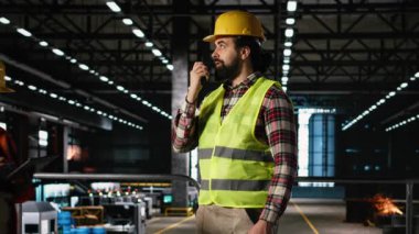Yetişkin mühendis, çift yönlü verici, radyo sinyali iletişimi, depo tesisi, ağır endüstri fabrikası içinde verimli üretim hattı sağlamak. Telsizle makine dairesinde uzman..