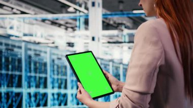 Sunucu merkezi yönetimi tarafından güç tüketimini izlemek için kullanılan izole ekran tableti. Veri merkezi bilişim uzmanı krom anahtar cihazlı ekipmanları denetliyor, endüstri standartlarına uymayı sağlıyor, kamera A