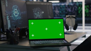 Yapay zeka modeli konuşlandırmasında kullanılan veri merkezindeki bilgisayar ve dizüstü bilgisayar. Sunucu çiftliğindeki izole ekran cihazları yapay zeka çevre tanılarını oluşturmak için kurulmuş