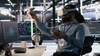 Sunucu teknolojisini güncellemek için VR kulaklığı kullanan yönetici, yazılım araçları kullanarak ekipmanları yapılandırıyor. Sunucu çiftlik çalışanı donanım analizlerini sanal gerçeklik kullanarak inceliyor, kamera A