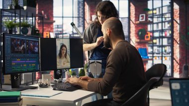 Editörler sosyal medya makaraları için daha iyi içerik yaratmak için video yazılımı kullanıyorlar. Pazarlama stratejisi eğilimleri hedeflemek ve çevrimiçi takipçileri artırmak için kullanılır. Kamera A.