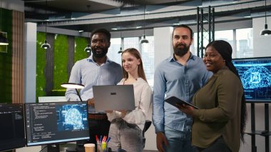 Ofisteki programcılar, cihazlardaki yapay zeka senaryolarını kullanarak tekrarlanan görevleri otomatikleştiriyorlar. Ekip çalışması bilişim uzmanlarının beyin fırtınası, yapay zeka kullanarak uzun metrajlı uygulamayı hızlandırıyor, kamera A