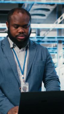 Sunucu odasındaki sunucu odası çalışma masasındaki bilgisayar, altyapı ve teknisyen kullanarak operasyonel etkinliği arttırmak. Veri merkezindeki platformlar, dizüstü bilgisayarlar ve yazılım geliştiricileri denetleniyor