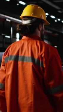 Dikey Video Mühendisliği büyük ölçekli tesislerdeki ağır ekipmanları gözden geçiriyor, verimli üretim içindeki altyapı kaynaklarını denetlemek için makine dairesinde yürüyor.