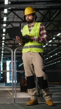 Dikey Video Mühendisliği işçisi, dizüstü bilgisayardaki performans, ağır sanayi tesisi, depo içi, sanayi bölgesi çelik işi ve büyük ölçekli fabrika üretimi.