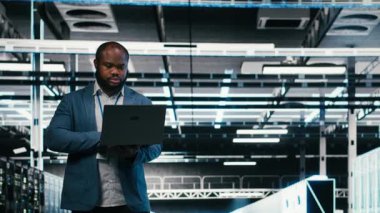 Elektroniği optimize etmek için dizüstü bilgisayar kullanan sunucu tarım yazılım geliştiricileri. Veri merkezi çalışma arkadaşları, sistem performans darboğazlarını izlemek için not defteri kullanarak beyin fırtınası yapıyorlar, kamera B