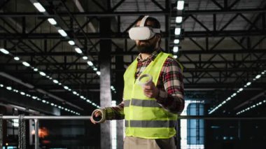 Sanal gerçeklik siber uzayı, metal kirişler ve ağır sanayi fabrikasındaki çelik işleri araştıran VR kulaklıklı bir mühendis. Fütürist aygıt ve teknoloji simülasyonu.