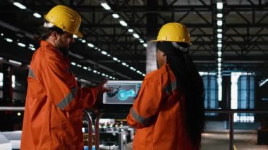 Mühendislik ekibi, büyük ölçekli fabrika, ağır sanayi deposunda dizüstü bilgisayardaki gaz türbini yazılımını inceledi. Üretim hattı için yüksek teknolojili makineler ve ağır varlıklar kullanılıyor..