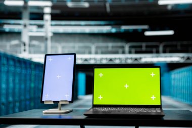 Altyapıda sorun çıkarmak için kullanılan yüksek teknoloji veri merkezindeki izole ekran laptopunu ve tableti kapat. Sunucu odasındaki modelleme cihazları yazılım geliştirme araçları çalıştırıyor, sistem çökmelerini çözüyor