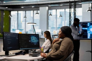 Yapay zeka modelinin önerilerini uygulayarak işleri hızlandıran mutlu geliştirici. Gülümseyen Afrikalı Amerikalı kadın hataları düzeltmek için yapay zeka LLM asistanına güveniyor.