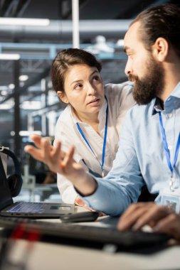 İdari ekip sunucu merkezinde konuşuyor, verileri analiz ediyor. Veri merkezi bilişim uzmanları beyin fırtınası yapıyor, süper bilgisayar ekipmanlarını inceliyor, sistem bütünlüğü ve güvenliğini sağlıyor