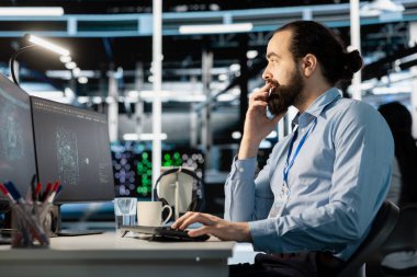 Bilgisayar üzerinde yapay zeka sinirsel ağ teknolojisi kullanan veri merkezi işyeri çalışanı. PC üzerinde yapay zeka programlama dili kullanan sunucu çiftlik sistemi yöneticisiName