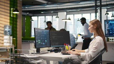 İş yerindeki küçük devlerin başarılarını tanıması ve olumlu ofis kültürünü teşvik etmesi memnuniyet verici. Neşeli Afrikalı Amerikalı yönetici kadın mühendis tarafından yazılan kodları överek, beşlik çakıyor, kamera A