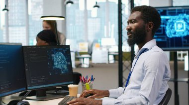 Yazılım geliştiricisi PC 'de kod yazıyor, derin öğrenim API' leri geliştiriyor. Bilişim uzmanı, yapay zeka teknolojisi ve kamera A ile yazılım hatalarını gidermek için bilgisayar kullanıyor.