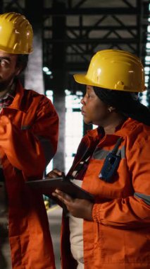 Dikey Video Çeşitliliği mühendisleri ağır sanayi tesislerindeki metal işleri ve kaynaklama operasyonlarını denetliyor. Sanayi makineleri ve mekanik sistemler fabrikada güçlü üretim sürecini sağlarlar