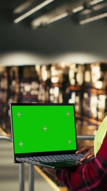 E- ticaret dağıtım operasyonlarına katkı sağlayan, kargoyla ilgilenen siyahi kadınların olduğu, dizüstü bilgisayarda izole edilmiş bir video. Ekspres teslimat ve tedarik zincirini destekleyen el işçiliği.